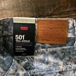 NWT Levi 501 90s Ankle Jeans in floral print